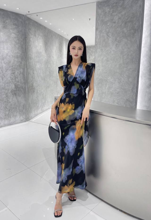 轻奢晕染繁花鱼尾真丝裙 时尚艺术品 53%真丝面料 触感轻柔丝滑 V领设计 勾勒迷人颈部线条 无袖款式展露优雅臂线 绚丽多彩的花卉印花 似在裙上绽放 晕染自然灵