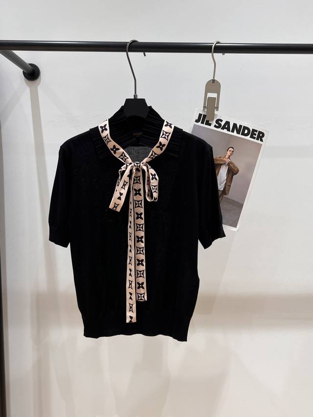 Lv 2025夏季新款针织上衣 定点老花飘带设计 精致与时尚感同时展现 独特立领木耳领元素更是精致Sml