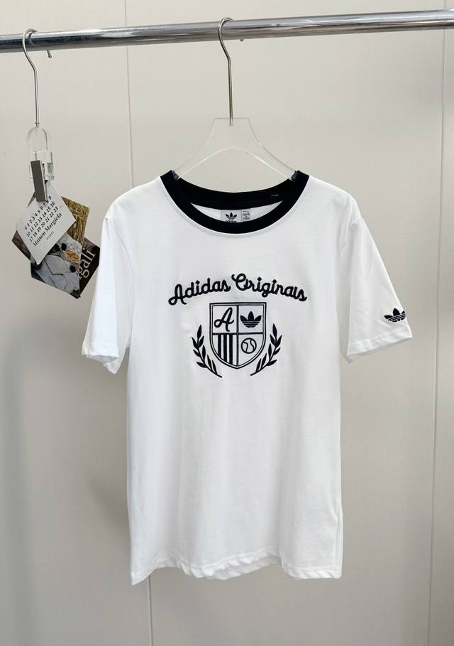 品名 Ad 阿迪宋雨琦同款复古撞色植绒Logo正肩短袖 尺码 S.M.L 颜色 白色 宋雨琦同款 真的很美很减龄 刚发售就已经火的一塌糊涂 全网都在疯抢 三叶草