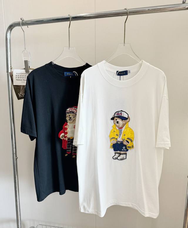 品名 * 战马刺绣重工刺绣小熊短袖 尺码 M.L 颜色 黑色 白色 一眼就相中了的熊 这件小熊短袖好可爱 期待夏天 好萌 无法拒绝的可爱小熊T恤 好百搭好显白