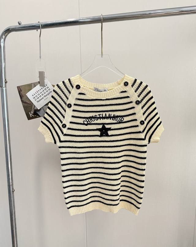 品名 Dio* 25重工条纹刺绣插肩纽扣针织短袖 尺码 M.L 颜色 条纹 经典条纹系列尊嘟好耐看 特别松弛的一款条纹针织上衣 夏天也能穿的针织短袖 黑白条纹低