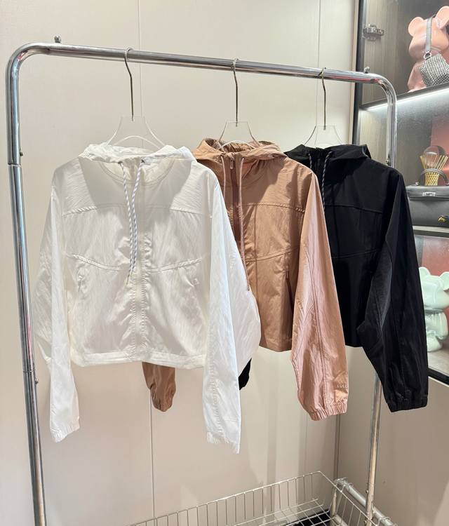品名 Lululemo* Lightweight Cropped Jacket短款宽松廓形夹克防晒冲锋衣外套 尺码 4码 6吗 8码 10码 颜色 粉色 白色