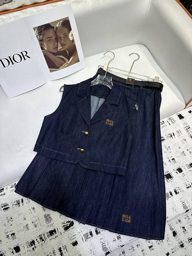 dior* 25Ss新款牛仔马甲压褶半身裙套装 字母刺绣装饰 搭配腰带 简约大方 单色三码 Sml