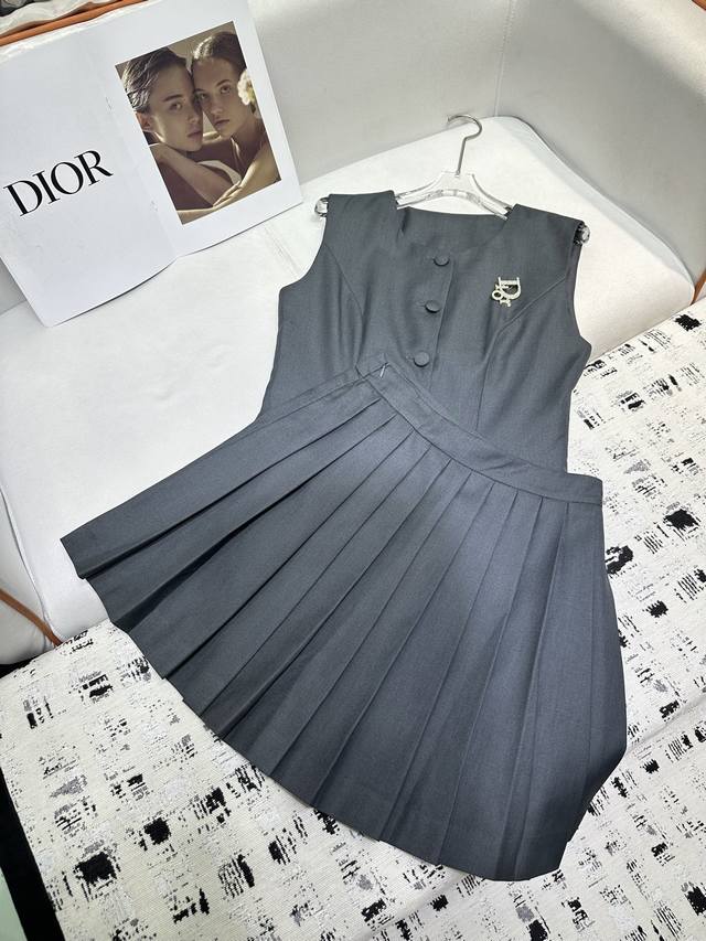dio* 25Ss新款马甲上衣压褶半裙套装 字母胸针装饰 时尚减龄款 两色三码 Sml