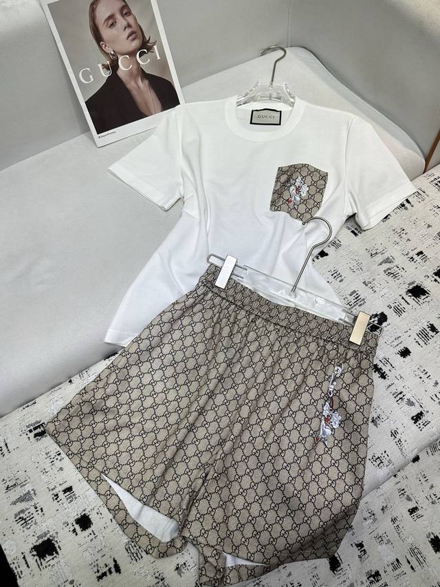 gucc* 25Ss夏季新款印花短裤+短袖T恤套装 口袋印花图案 高品质 简约气质 单色四码Smlxl