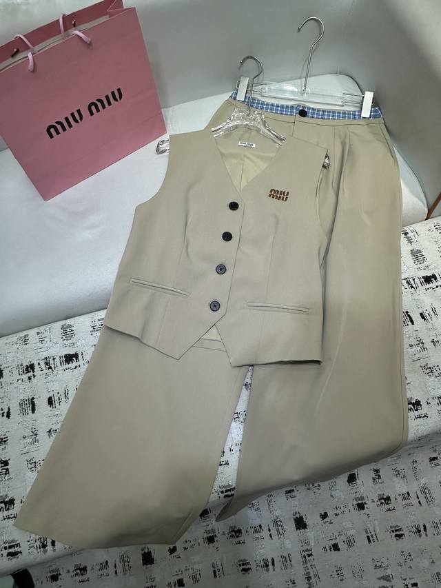 miumi* 25Ss 新款马甲长裤套装 皮字母刺绣装饰 拼接格子腰头 时尚大方 两色三码 Sml