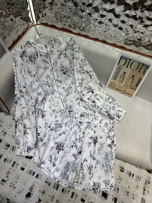 dior 印花连帽防晒外套+短裤套装 质感细腻软糯 经典减龄单品 设计时髦版型不挑人上身巨显瘦 白富美必收的完美单品 质感超赞完美做工品质 高品质 尺码 Sml