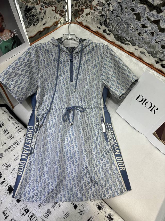 dior*2025夏季新款 连帽短袖连衣裙 整体老花提花面料 侧边织带字母Logo装饰 定制链头配饰 前中半拉链设计 洋气感十足 单色Sml