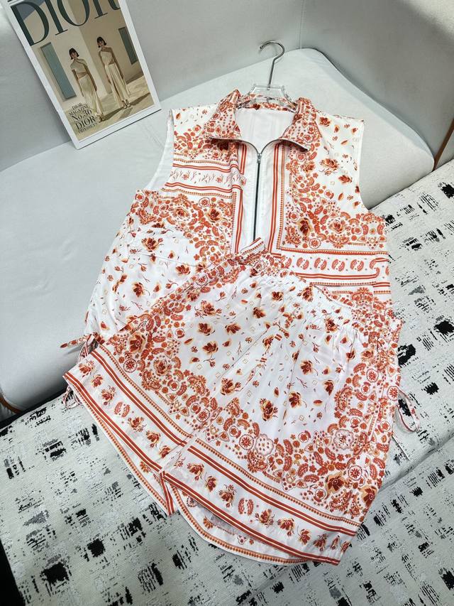 fendi*2025夏季新款套装 无袖翻领马甲松紧腰短裤 新款印花面料 下摆抽绳设计 前中口袋装饰 面料轻薄舒适 单色Sml