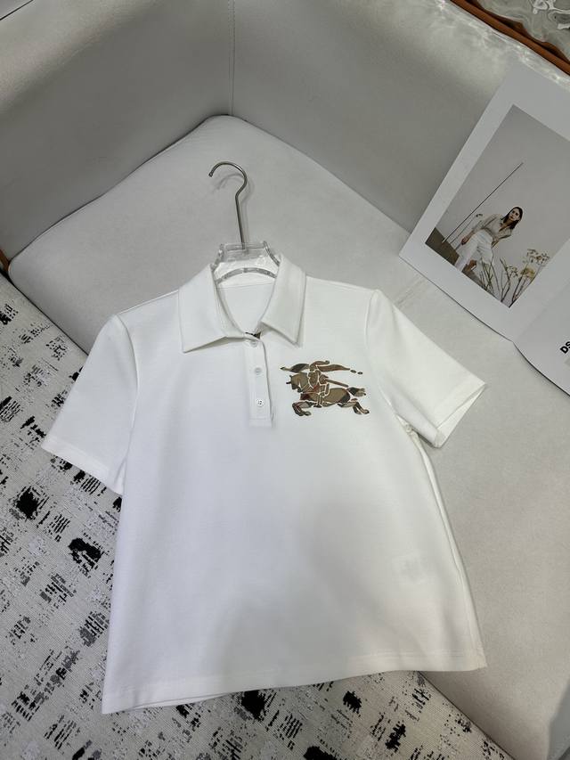 burberry 新款翻领上衣 贴布绣花装饰 质感细腻软糯 经典减龄单品 设计时髦版型不挑人上身巨显瘦 高品质 两色尺码 Sml