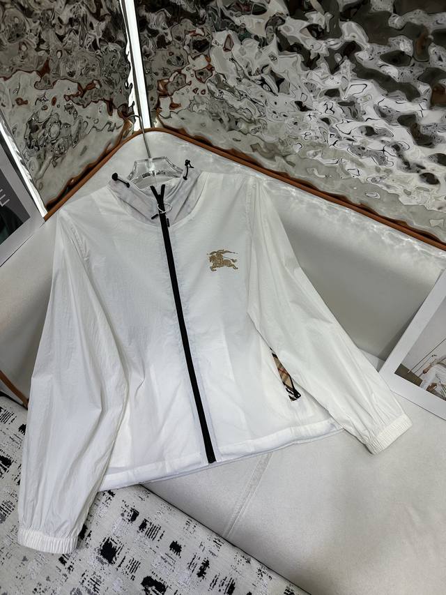 burberry 新款防晒风衣外套 贴布绣花装饰 质感细腻软糯 经典减龄单品 设计时髦版型不挑人上身巨显瘦 高品质 单色尺码 Sml