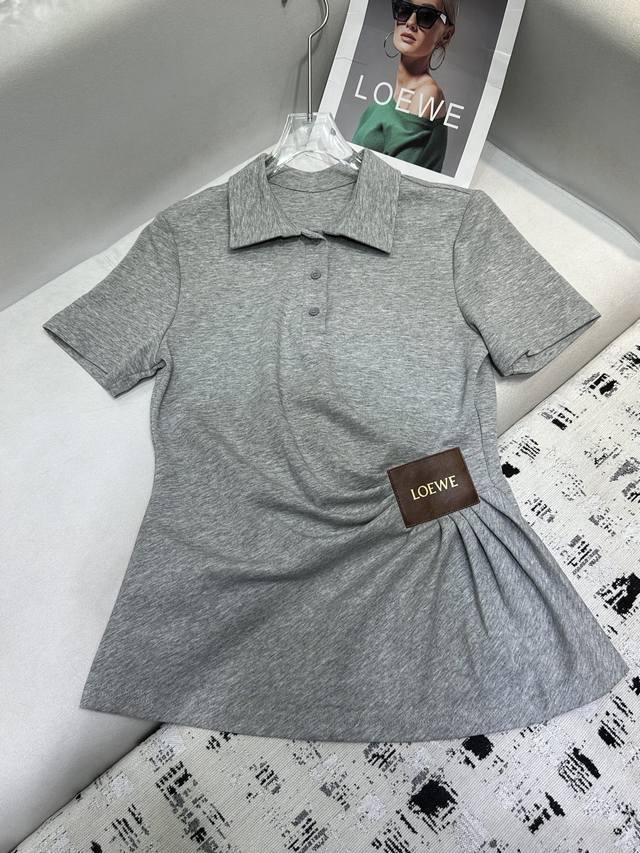 loewe 新款翻领上衣 褶皱设计 Log标牌装饰 质感细腻软糯 经典减龄单品 设计时髦版型不挑人上身巨显瘦 高品质 两色尺码 Sml