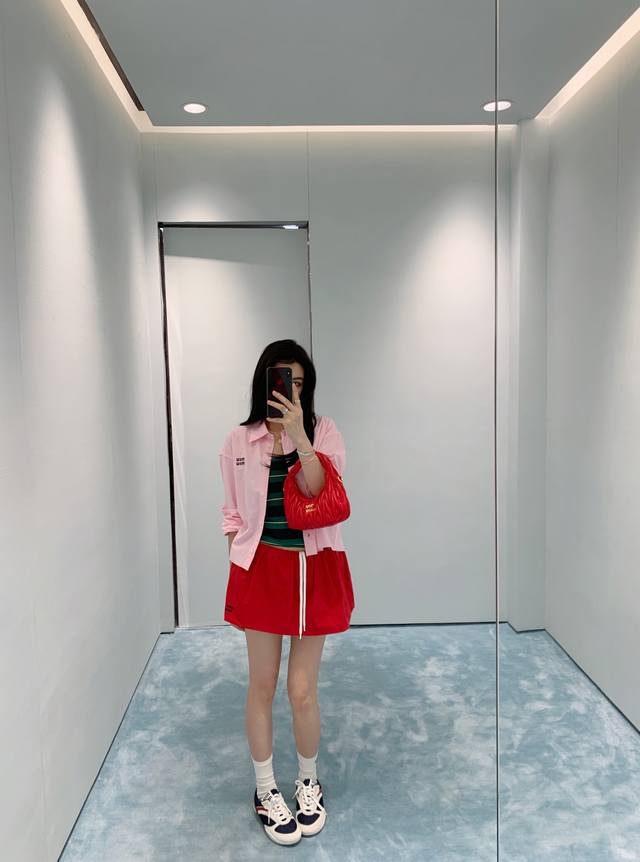 Miumi* 25Ss春夏新款 知性分子简约风短款衬衫 原版开发 高版出品 定制纯棉衬衫面料质感轻盈舒适 定位刺绣字母低调奢华 经典小短款直裁版型上身巨显瘦 可