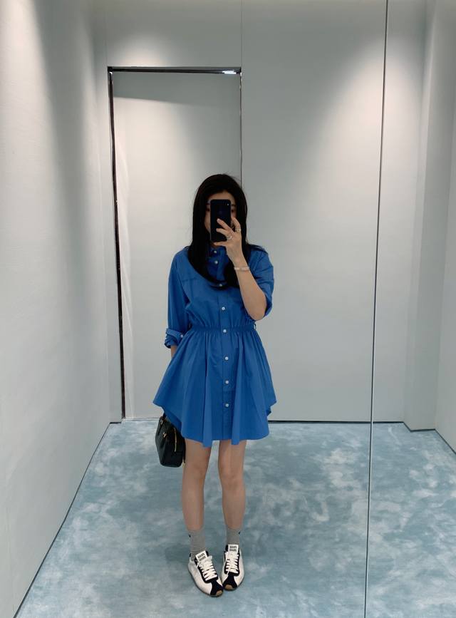 Miumi*2025新品连衣裙 定制Yb防晒面料质感透气 舒适亲肤 翻领开扣连衣裙 腰部打拦设计 分量感十足的裙摆对身材包容度极高 利用弹力腰封装饰 贴合曲线勾
