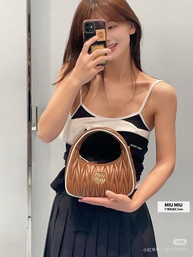 Miu*25New撞色连体泳衣大露背设计超级辣妹 春夏秀款系列真的太绝了 独家定制进口Yb100%科技棉材质 上身版型超级修身显瘦 撞色包边设计经典不过时 后腰