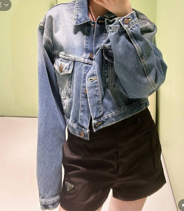 prada25Ss早春新款 复古做旧牛仔外套原版开发 高版出品 Overzise版型真的超级显瘦 穿上它 瞬间拥有纸片人身材 时尚感满满 不管你是高个子还是小个