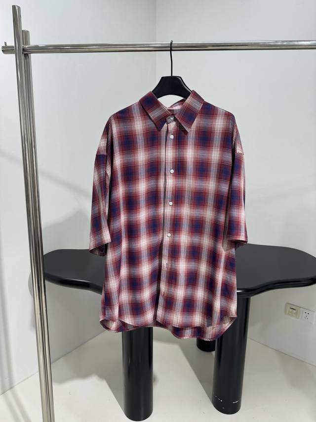 25新品1996格纹短袖衬衫 减龄格纹图案 背部饰有品牌刺绣徽标 翻领领口 纽扣开合 直筒廓形剪裁 弧形下摆 男女同款 红色 Sml