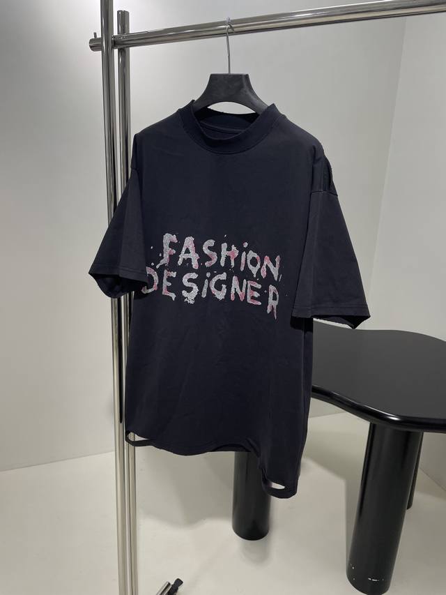 25早春新品Fashion廓形T恤 复古平纹针织面料 常规经典版型设计 正面饰以Fashion艺术作品印花 有意思的是 印花染料接近女孩指甲油的散粉Bling