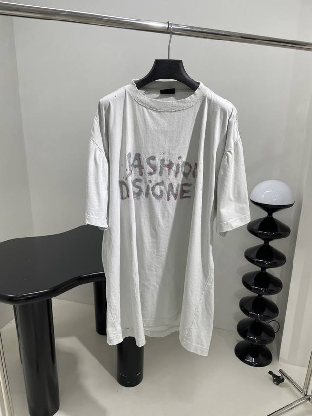 25早春新品Fashion廓形T恤 复古平纹针织面料 正面饰以Fashion艺术作品印花 有意思的是 印花染料接近女孩指甲油的散粉Bling 闪亮 春夏款袖子做