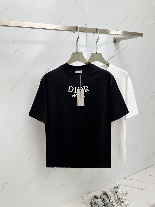 Dior 2025春夏新款男士圆领短袖T恤 专柜同步售卖 高端品质 高版本 经典字母Logo设计 定制进口100%纯棉面料 手感柔软细腻 穿着亲肤舒适又透气 休