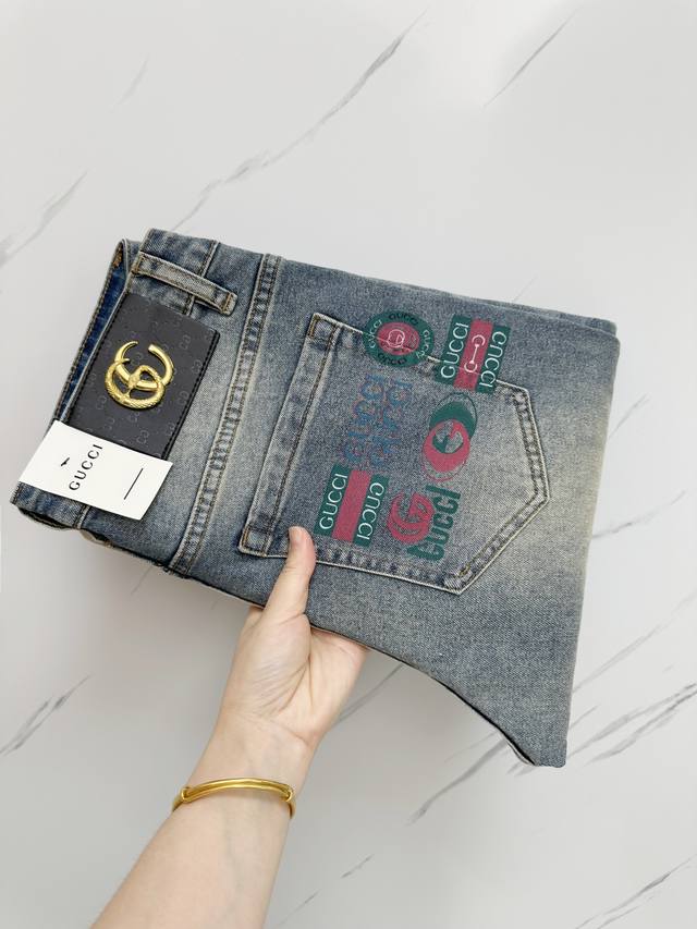 Gucci 高端定制 25Ss春夏新款 早春新款超柔软 弹力面料 复杂的手工艺叠加 任何一个洗水环节多停留几秒都会变成完全不一样的颜色效果 所以越加珍贵 特别持