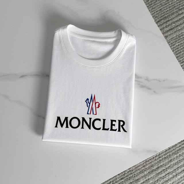 Mo 25最新款情侣款短袖T恤 品牌新元素字母Logo 面料上身舒适透气 不僵硬 修身的剪裁 采用定制面料.上身舒适有型 内搭单穿都完全没问题 时尚潮人必备 颜
