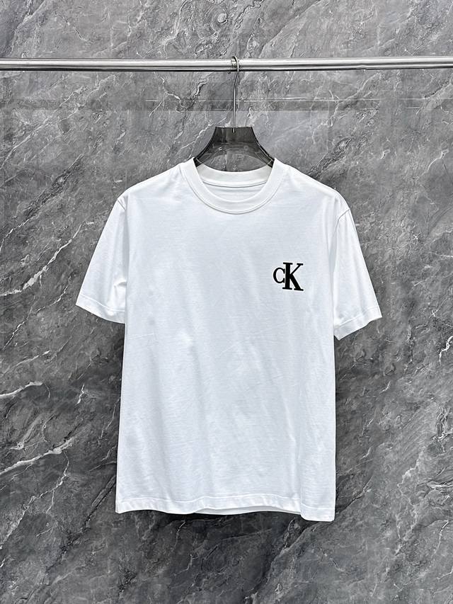 Ck 三标齐全 2025夏季新款最新品短袖 专柜同步有售 原单狠货 时尚进口原版科技面料 上身舒适透气 原版定制五金辅料 上身帅气有型 三标齐全 推荐款 档次极