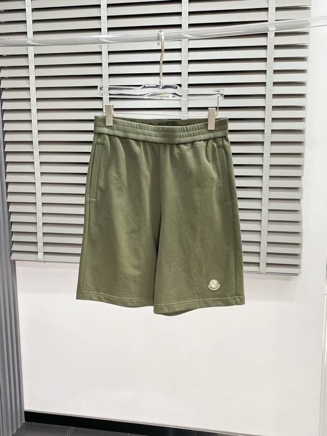Moncler蒙口独家专供新款休闲棉质短裤 高端版本 专柜定制面料 透气舒适度高 细节无可挑剔 品牌元素设计理念 体现高品质 手感细腻柔软 呈现休闲裁剪 上身版