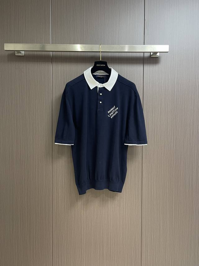 lv Ss春夏新款马球衫取材细腻针织棉质针织polo 以正装衬衫领彰显精裁风范 正面刺绣 Marque L.Vuitton Deposee 标识 顶端珠光纽扣呈
