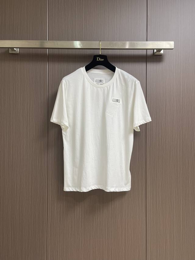 maison Margiela Mm6 胶带标签短袖T恤 定织 Gm2精梳棉 经过双重气流梳理 剔除短纤维杂质 确保面料在夏季穿着时兼具透气性与挺括度 避免常规