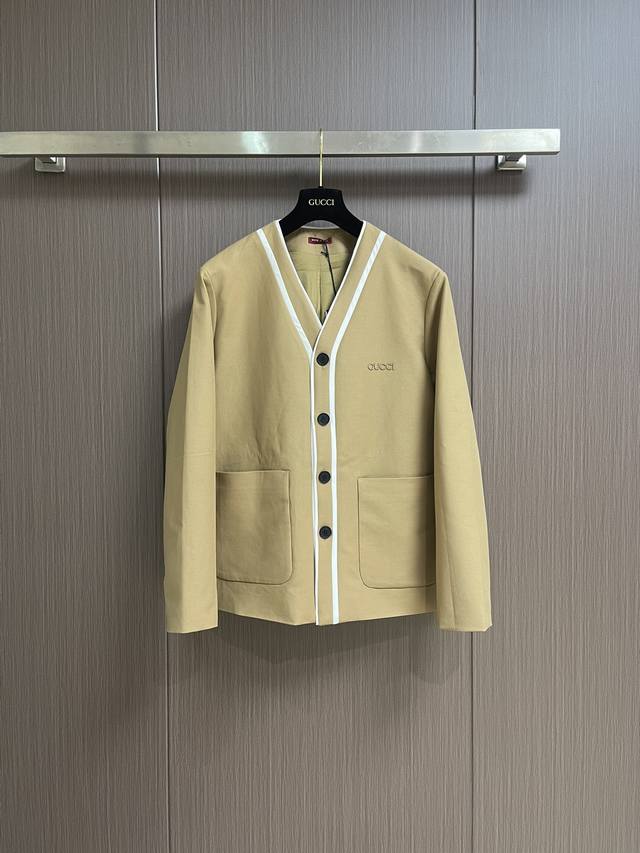 上衣 短裤 gucci 2025Ss春夏西装外套短裤套装 新品系列呈献外套单品 以低调内敛之道展现标识细节 这款西服采用米色面料打造 Gucci印花压纹标识精彩