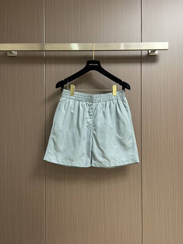 lv 2025Ss新款沙滩短裤 速干科技面料铺陈全幅Damier压纹 再借 Marque L.Vuitton Deposee 标识含蓄抒写品牌印记 经典简约设计