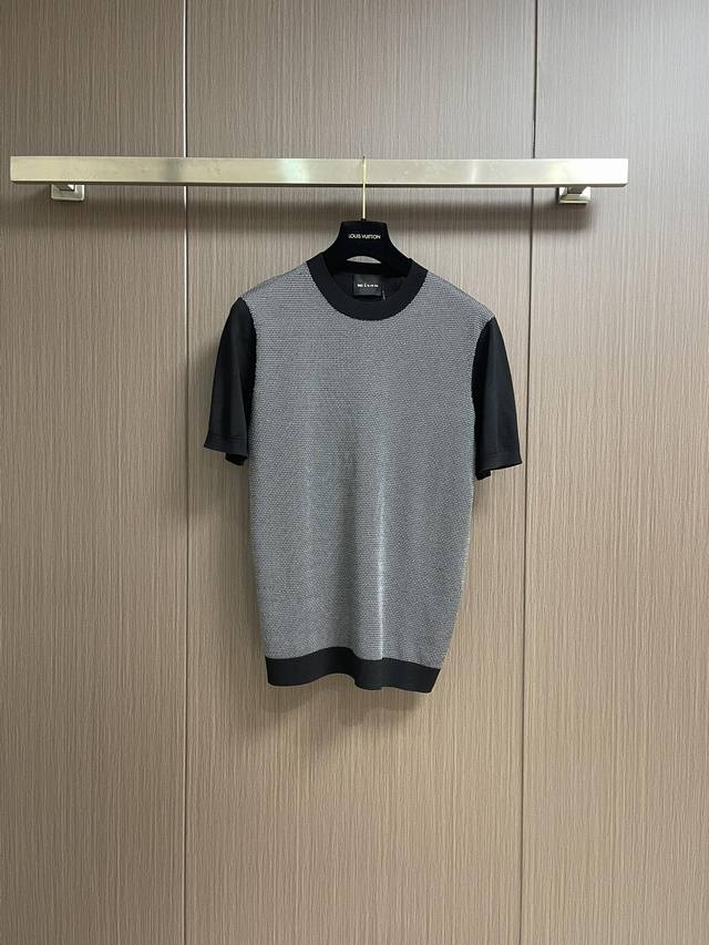kiton 2025Ss新冬新款针织圆领短袖T恤 抗起球纤维上身简直完美 运用高密度织机 结实耐用力度掌控极好 韧性足 柔软度高亲肤治愈感 真是绝配 耐洗耐磨