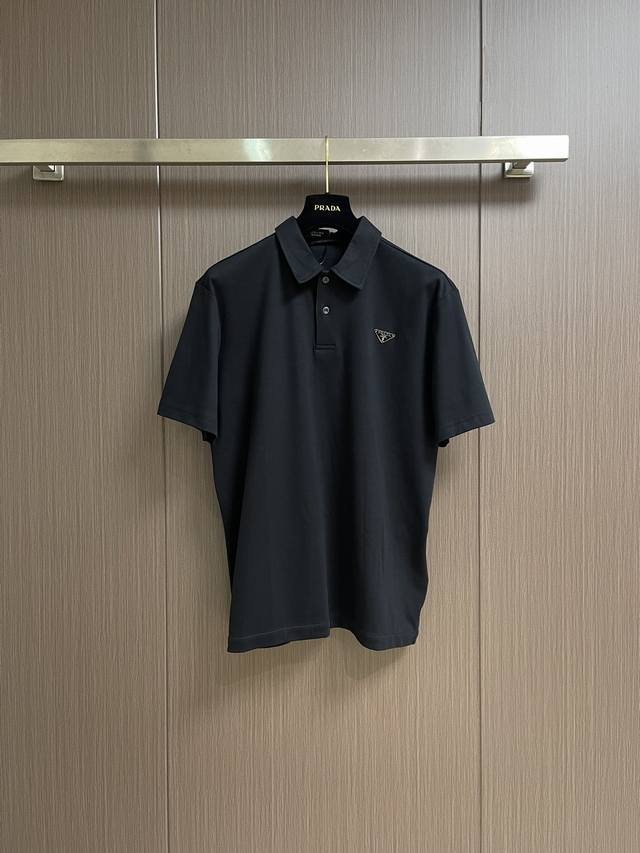 prada 双面手缝五金标短袖polo 面料采用40支双面丝光棉棉 该款面料采用长纱精棉定织成而 双股缠绕织法使上身版型更为高端 克重为 克 皮标电镀五金手缝标