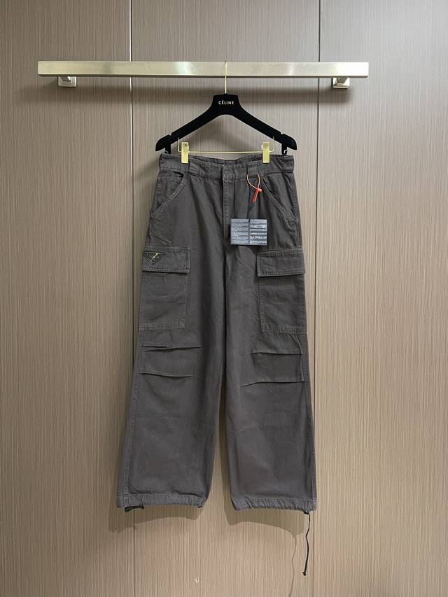 prada 2025Fw新款做旧三角皮革徽标长裤 定制粗粝洗褪小朱帆精织料 质感十足 舒适贴肤 复古做旧三角皮革徽标点缀 以洗水复古渐变色为升华增添一抹复古的韵