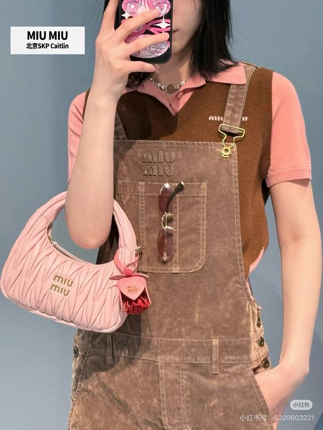 Miu Mi* 贴布绣百搭丝绒工艺休闲背带裙 系列款 定位贴布 重工洗水工艺 进口面料质感柔软细腻舒适 定染色系 低调奢华 减龄少女时代 白富美必备神器 经典常