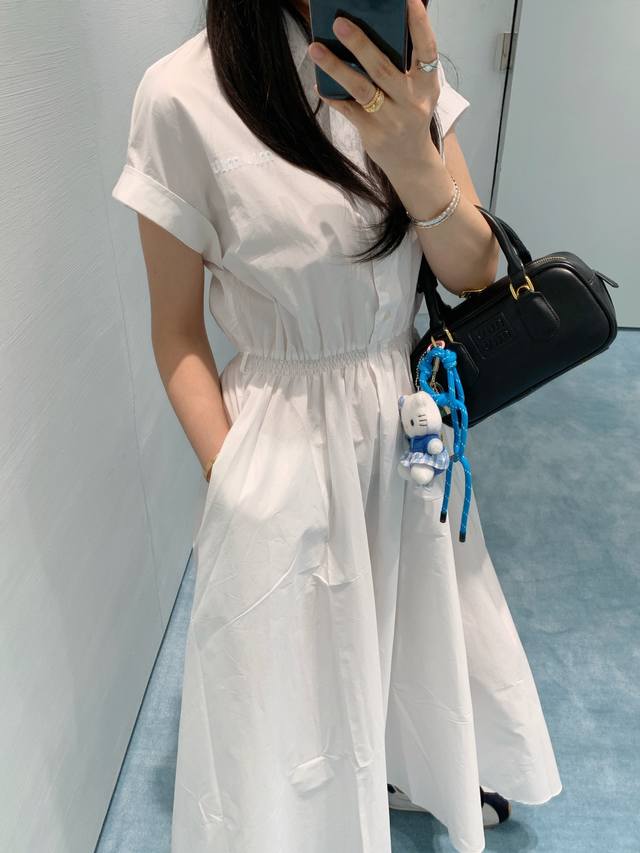 Miumi*2025新品连衣裙 定制Yb防晒面料质感透气 舒适亲肤 翻领开扣连衣裙 腰部打拦设计 分量感十足的裙摆对身材包容度极高 利用弹力腰封装饰 贴合曲线勾
