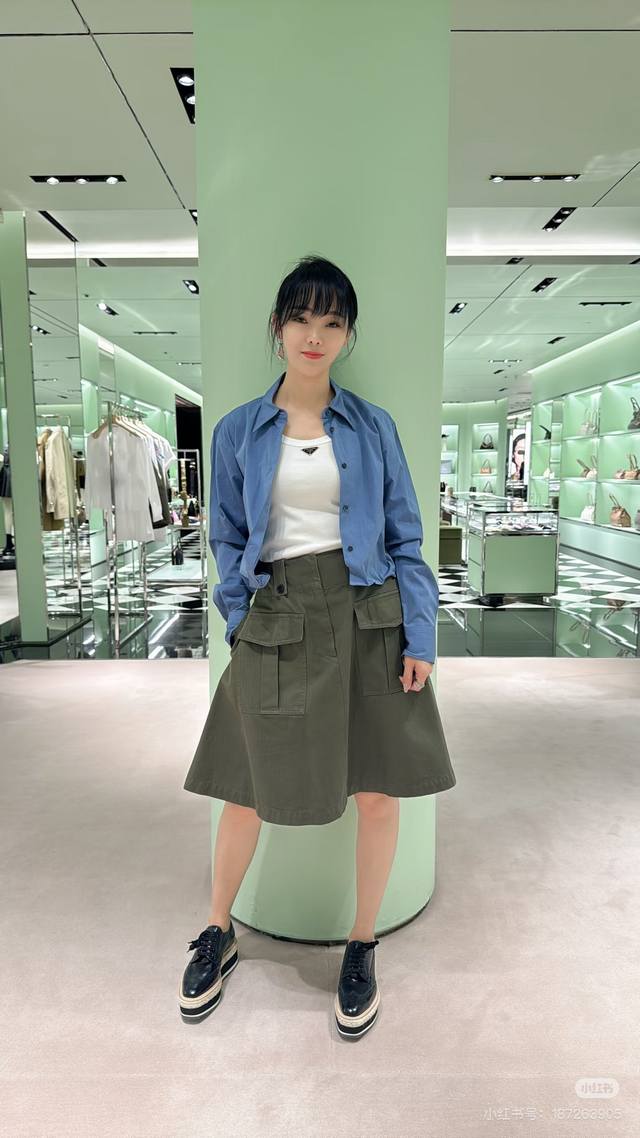 prad* 25Ss春夏新款 百搭工装风A字半身裙 原版开发 高版出品 两侧大口袋装饰简直就是工装风的标配 冲击视觉效果一眼心动的即视感基础干净利落的版型搭配小