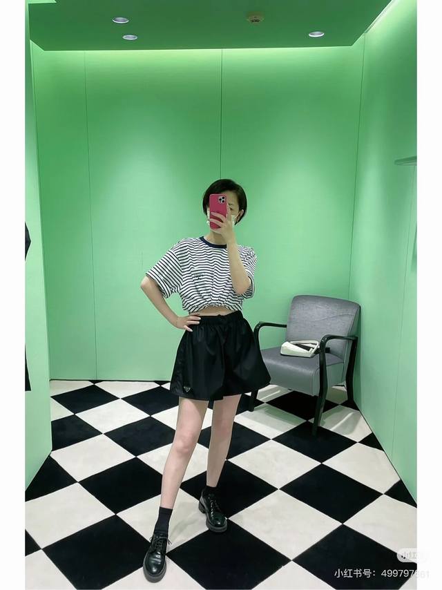 prad* 25Ss早春新款 三角标装饰松紧腰休闲短裤 原版开发 高版出品 兼具时尚与功能性单品 高级质感 自带品味 休闲帅气 定制尼龙面料防风又防水 要求柜柜