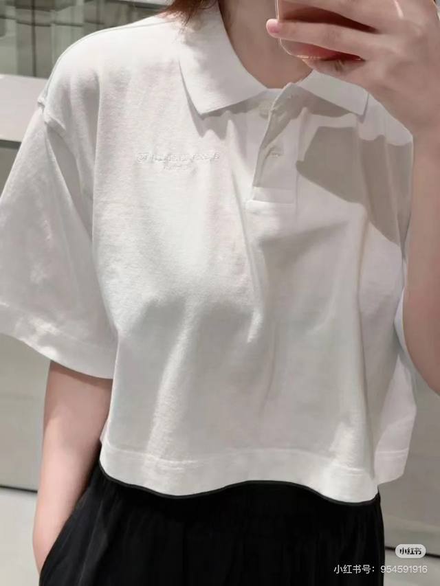 Alexander Wang25翻领短袖襟扣上衣上身呈现休闲慵懒的穿搭格调 通体黑白两色可选钮扣全开襟可做开衫穿搭 增加时尚度和穿搭多样性前后长短不一两侧开叉单