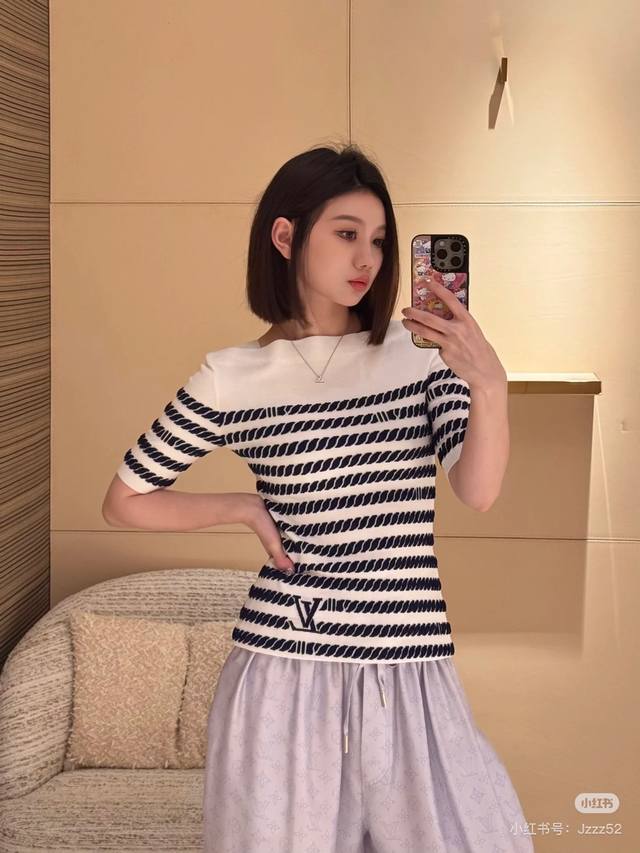 小条纹Yyds 麻绳浮雕编织针织短袖上衣 原版开发 高版出品 棉毛纱线织造 柔软亲肤 舒适有型 呈现明显毛绒料质感更显份量 一字肩剪裁领口恰当露肤 美化头肩比例