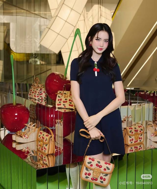 25New红色樱桃吊坠polo连衣裙元气少女穿搭一上身整个人都是闪闪发光 独家定制进口Yb100%棉材质 白色领口撞色边饰简约即时尚 领口钩织的樱桃装饰设计饰今