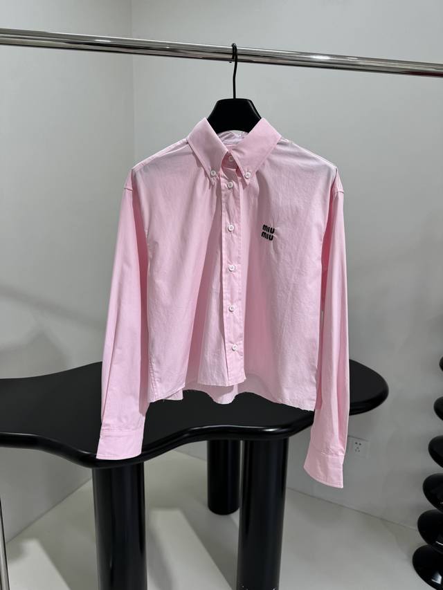 春夏新品府绸衬衫 樱花粉府绸面料制作 饰有品牌标识刺绣 后背饰纽扣开合 设计款十足 春夏清凉小外套 推荐入手 樱花粉 L