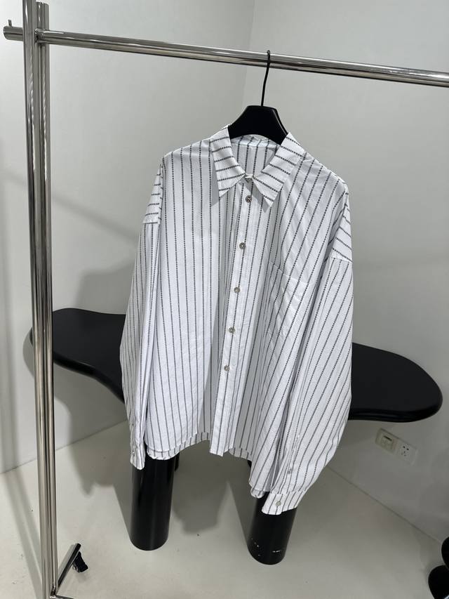 新品条纹印花衬衫 定制色织面料 标识性花纹条纹图案 衬衫翻领领口 大廓形版型设计 金属纽扣开合 男女同款 白色 Sml