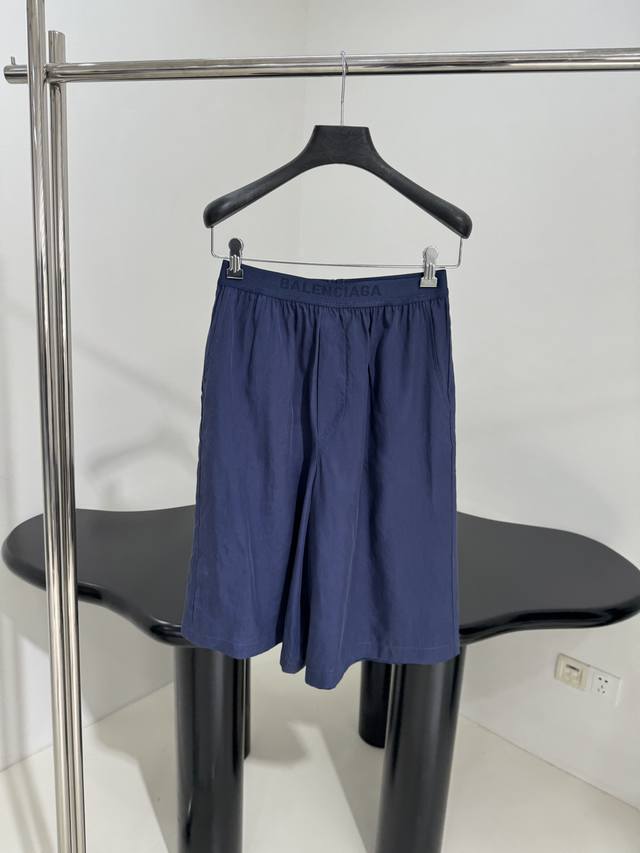 新品Loose Tailored休闲中裤 精选垂坠纤维府绸面料宽松版型剪裁 廓型直筒阔腿设计 腰头松紧提花字母 无需熨烫呈现自然皱褶纹理 男女同款 慵懒松弛配个