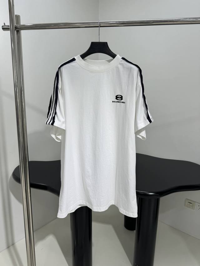 新品Unity Sports Icon廓形T恤 同源平纹针织面料 肩部做了撞色条纹 正面饰以Unity Sports Icon艺术作品刺绣 成衣洗水做旧 男女同