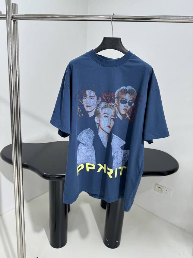 新品pp Krit宽松廓形T恤 同源平纹纱线针织面料 定制定染 正面饰以pp Krit艺术作品印花 背面饰以签名印花 拔印 左袖饰以字母标识刺绣 成衣洗水做旧