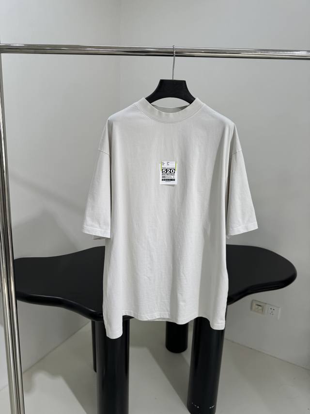 新品520限定廓型剪裁T恤 男款 复古做旧干爽平纹布宽松版型剪裁 正面饰以Airport Tag立体贴纸 不可以斯开喔 马上要飞到你身边爱意表达方式 提前穿上节