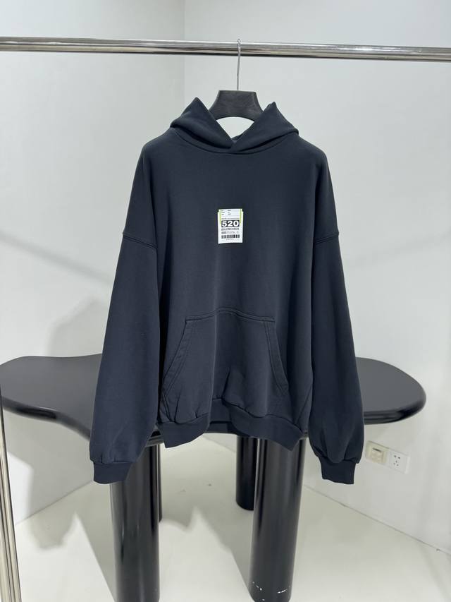 新品520限定帽兜卫衣 复古平纹布宽松版型剪裁 正面饰以Airport Tag立体贴纸 不可以斯开喔 马上要飞到你身边爱意表达方式 提前穿上节日盛装 成衣洗水高