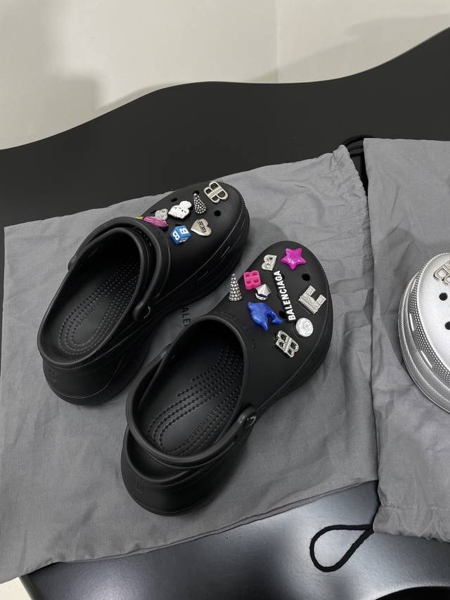 新品Crocs Jibbitz女士穆勒鞋 定制橡塑材料 穆勒鞋 独家开模大底 后部开口 5毫米鞋弓 可拆卸Jibbitz吊坠 独家开模定制 饰带点缀字母标识压纹